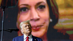 Donald Trump vor Kamala Harris auf Leinwand