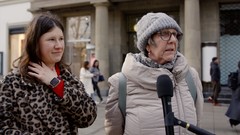 Zwei Frauen werden auf der Straße befragt.