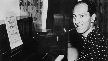 Dirigent George Gershwin sitzt 1936 in Washington an einem Flügel