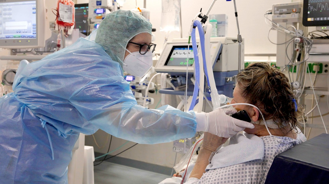 Ein Patient wird auf der Intensivstation versorgt.