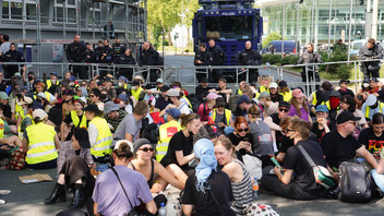 Demonstranten sitzen auf der Straße