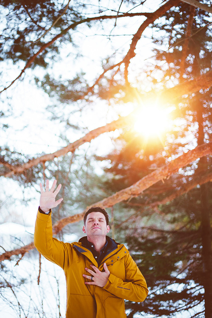 Gebet mit Hand auf Herz und gen Himmel