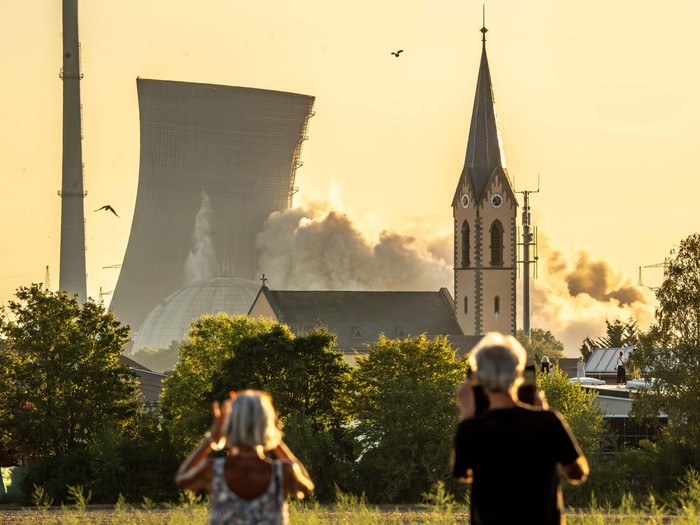 Grafenrheinfeld, 16. August 2024, Sprengung der Kühltürme des stillgelegten Kernkraftwerks Grafenrheinfeld