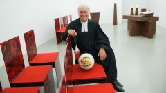 Der evangelische Stadionpfarrer Eugen Eckert in der Kapelle der Commerzbank-Arena in Frankfurt am Main