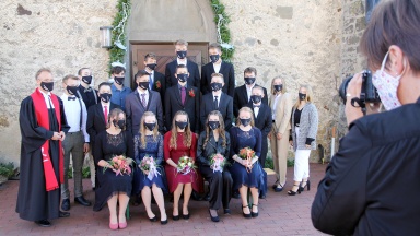 Konfirmanden posieren für ein Gruppenbild mit Gesichtsmasken vom 06.09.202