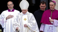 Der frühere Papst Benediktus tritt aus der Kirche auf den Petersplatz in Rom. 
