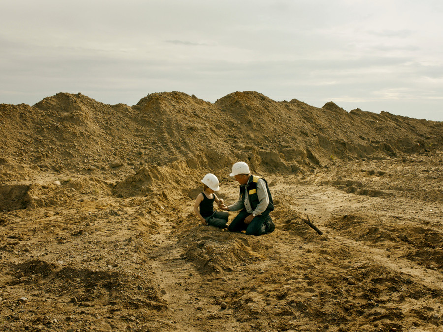 Filmszene aus "Fossil": Eine von Menschenhand geschaffene Wüstenlandschaft des Kohlebaus