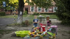 Ein vertriebenes Kind spielt am 3. Juni 2022 in Berehove, einer Region in der Ukraine, in der eine ungarische Minderheit lebt