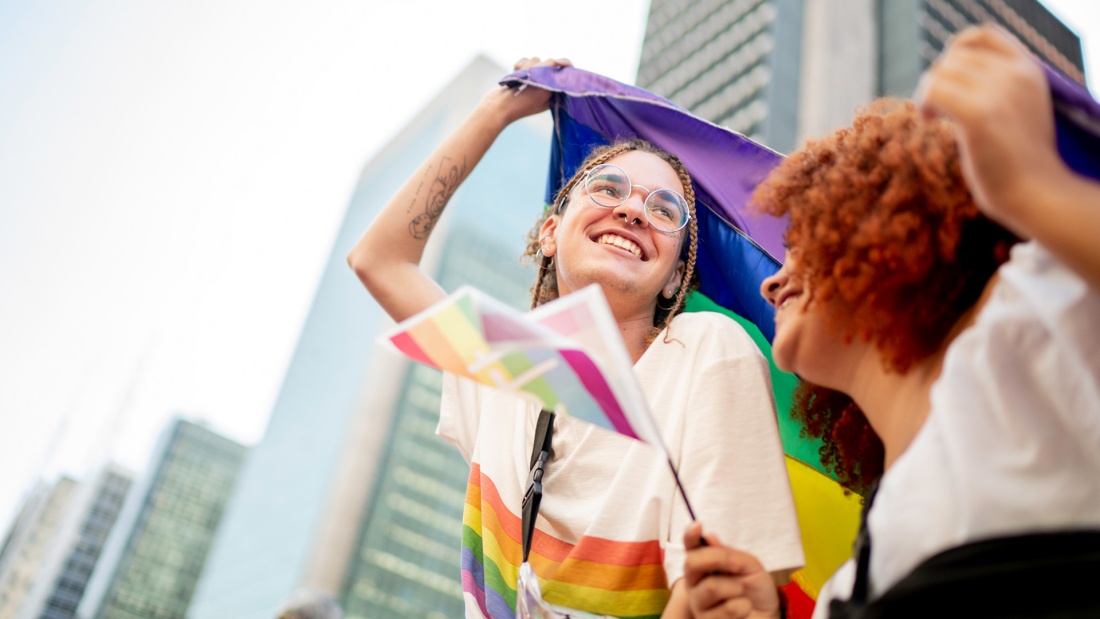  Junge Menschen auf einer LGBT+ Parade