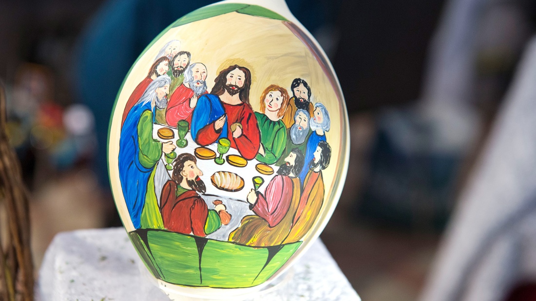 Glasei mit Abendmahl-Motiv auf dem man Jesus und seine 12 Apostel sieht.