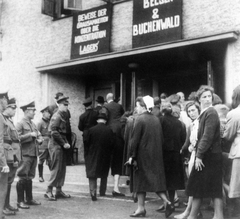 Kino in Deutschland 1945: Hier sieht die Zivilbevölkerung Aufnahmen von den Gräueltaten der Nazis in den Konzentrationslagern Bergen-Belsen und Buchenwald