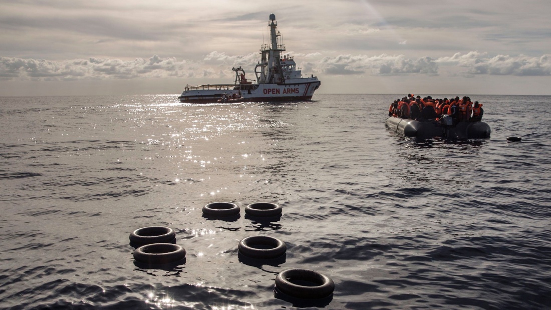Migranten sitzen in einem Schlauchboot nachdem Proactiva Open Arms sie gerettet hat.