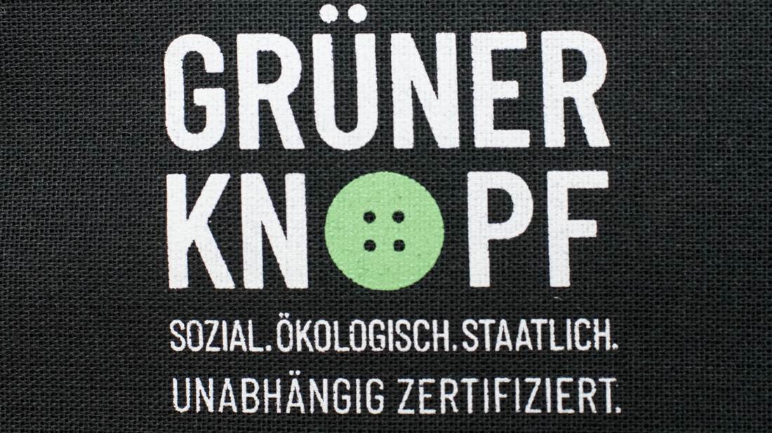 Das Logo "Grüner Knopf" auf einem Stoff