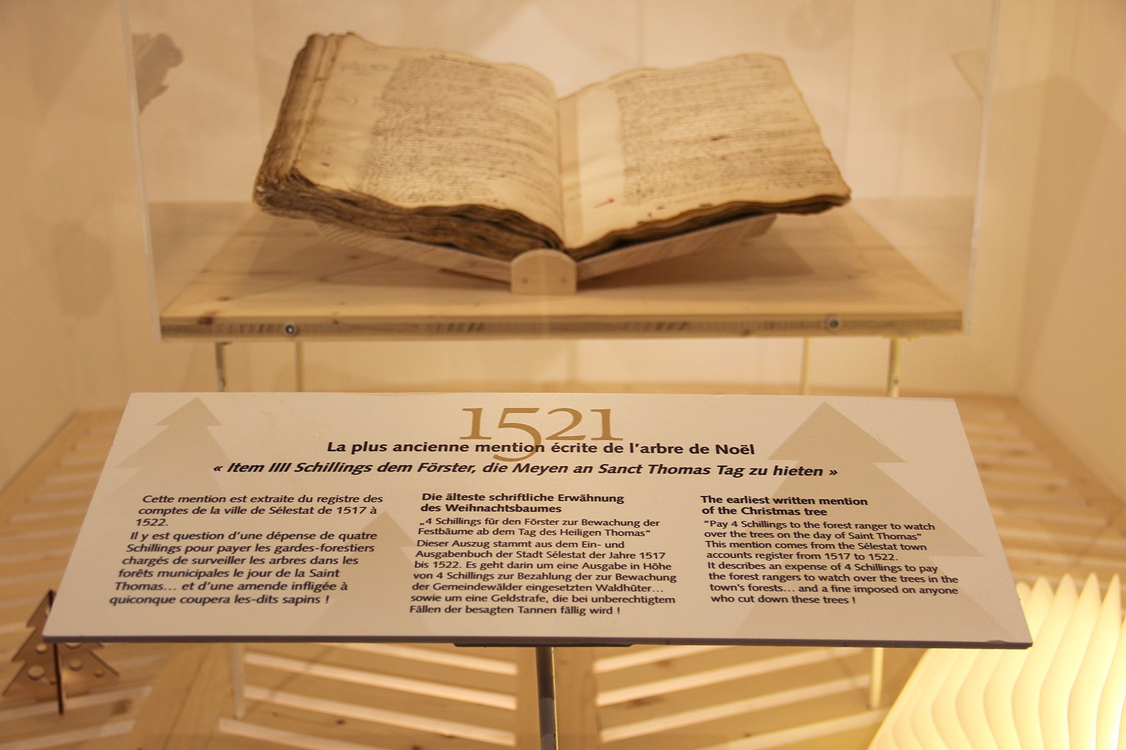 Schriftliches Zeugnis des ersten Weihnachtsbaums in Buch in Bibliothek in Sélestat ausgestellt