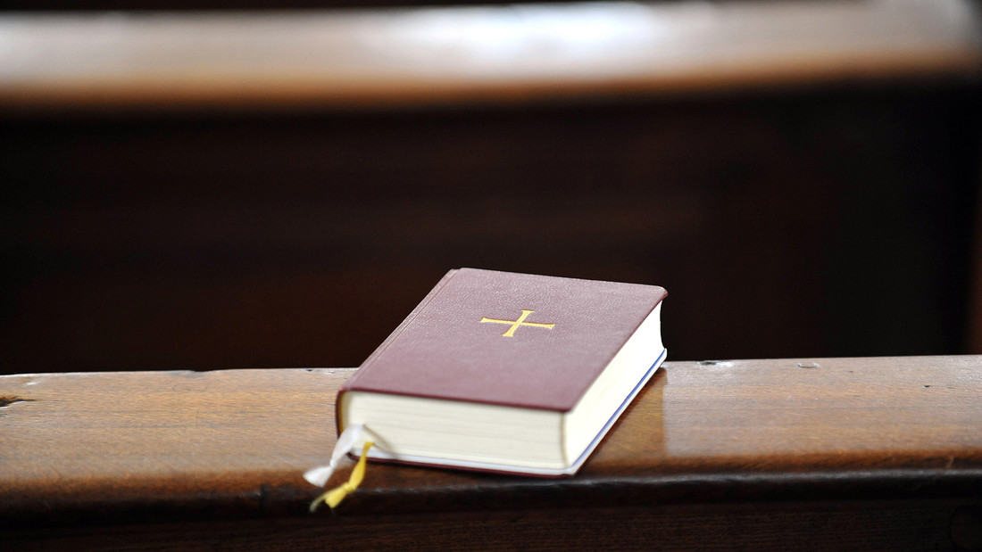 Gesangbuch in der katholischen Stadtpfarrkirche in Fulda.