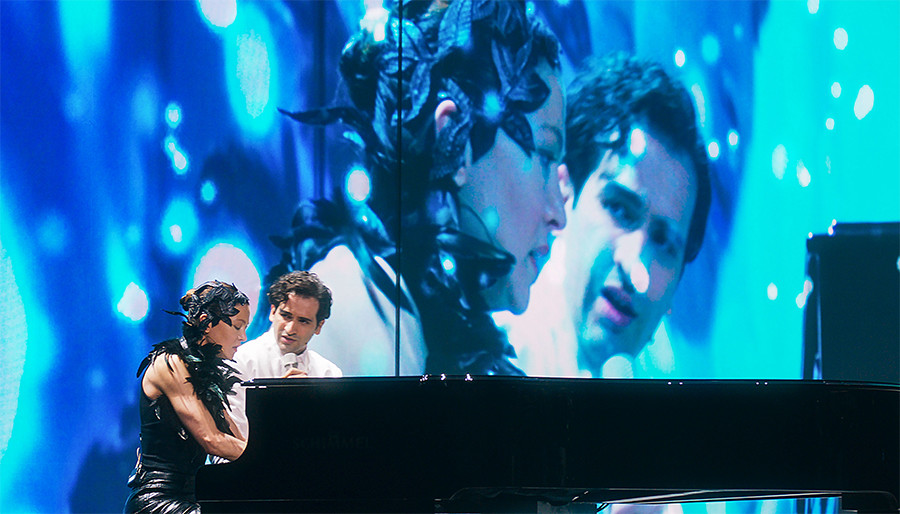 Filmszene mit Hanna Herzsprung und Hassan Akkouch auf einer Bühne am Klavier