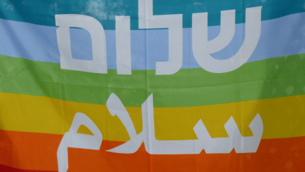 Regenbogenfahne mit Schriftzug "Frieden"