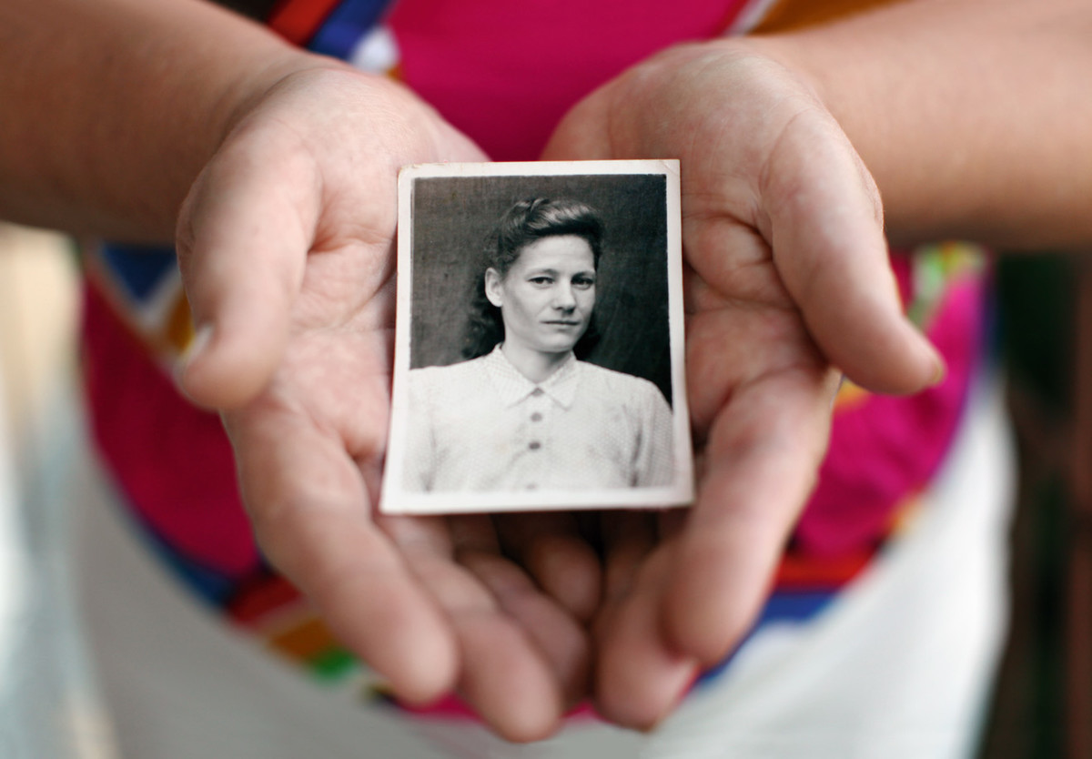Vira Storozhyk, die Tochter von Halina, hält ein Foto ihrer Mutter aus der Zeit nach dem Zweiten Weltkrieg 