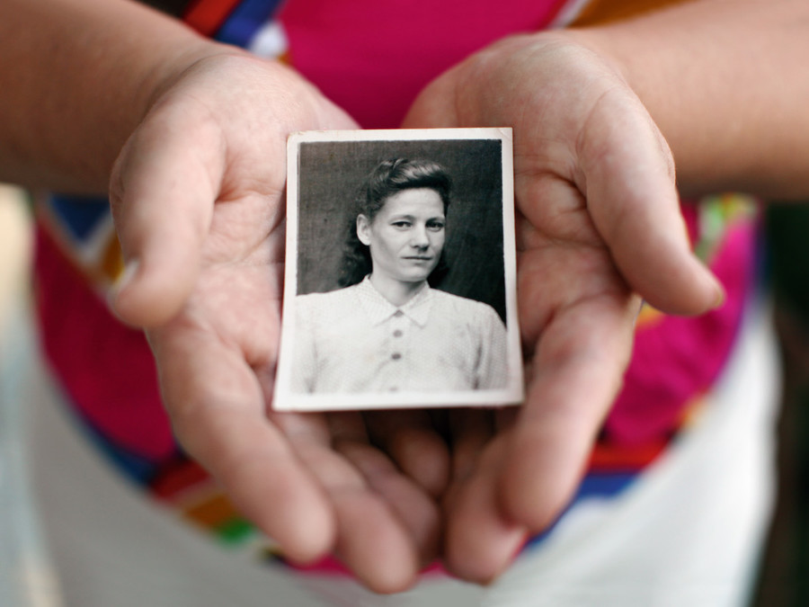 Vira Storozhyk, die Tochter von Halina, hält ein Foto ihrer Mutter aus der Zeit nach dem Zweiten Weltkrieg