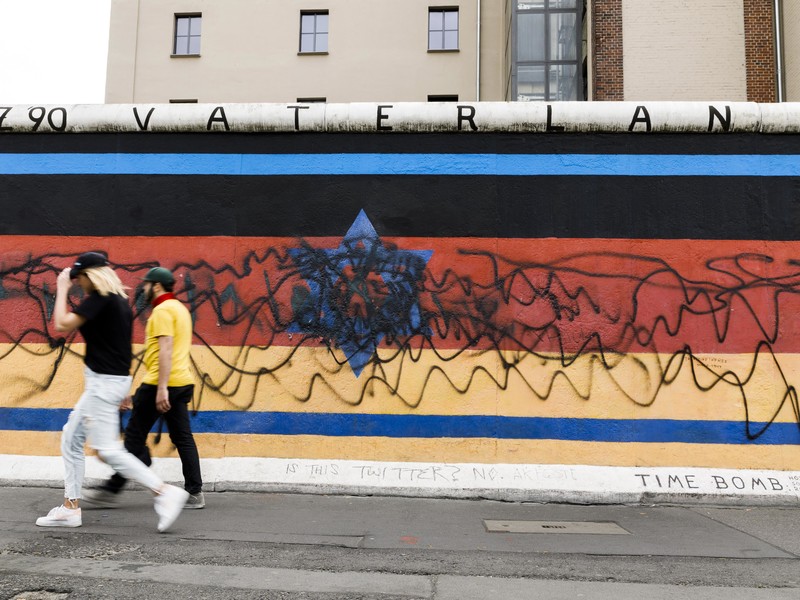 Wandbild "Vaterland" des Künstlers Günther Schäfer an der East Side Gallery in Berlin-Friedrichshain. 