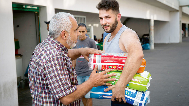 Freiwillige Helfer bringen Lebensmittel und andere Spenden zum deutsch-arabischen Kulturzentrum Haus der Weisheit in Berlin Moabit 