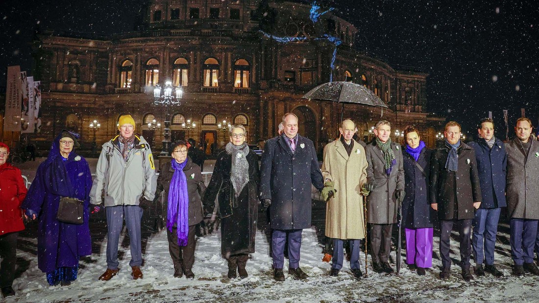 Mit einer Menschenkette wurde vor der Semperoper in Dresden an die Opfer des Zweiten Weltkrieges und die Zerstörung der Stadt vor 80 Jahren erinnert.