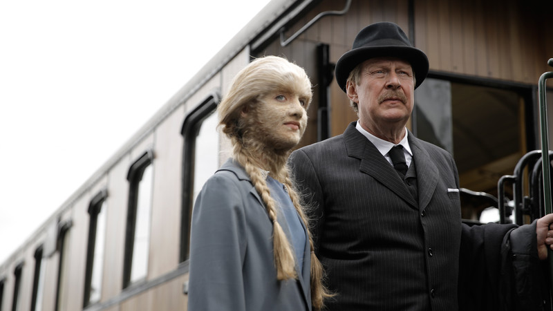 Eva Arctander (Mathilde Thomine Storm) und ihr Vater Gustav Arctander (Rolf Lassgard) steigen in einen Zug nach Kopenhagen.