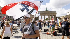 Querdenker mit Aluhut und Reichskriegsflagge vor dem Brandenburger Tor