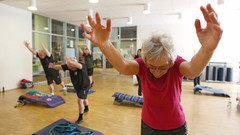 Senioren trainieren im Fitnessstudio "Punch" in Essen.