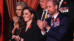 Kate, Prinzessin von Wales, und Prinz William, Prince of Wales, applaudieren beim Royal British Legion Festival of Remembrance in der Royal Albert Hall.