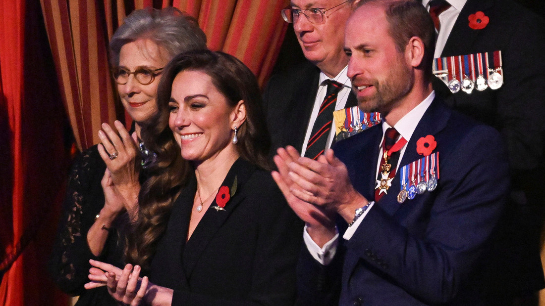 Kate, Prinzessin von Wales, und Prinz William, Prince of Wales, applaudieren beim Royal British Legion Festival of Remembrance in der Royal Albert Hall.