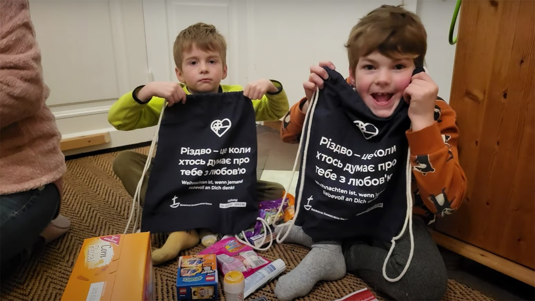 Zwei Jungen mit Geschenkbeuteln der Markus-Gemeinde Bremen