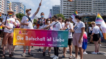 Queere Menschen auf der CSD Parade in Berlin