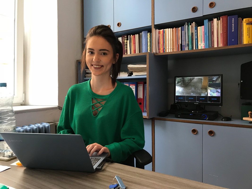 Theologiestudentin Judith macht ein Praktikum in der Gemeinde.