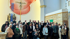 Gruppenbild der Bremer Delegation am Altar in der St. Pauls-Kirche in Odessa.