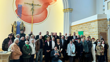 Gruppenbild der Bremer Delegation am Altar in der St. Pauls-Kirche in Odessa.