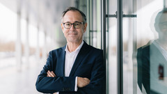 Portait von Andreas Zick vor einer Fensterfront.