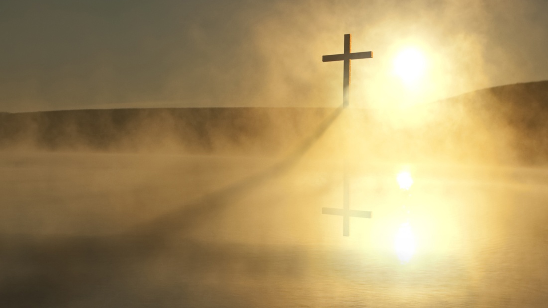 Kreuz spiegelt sich in Wasser