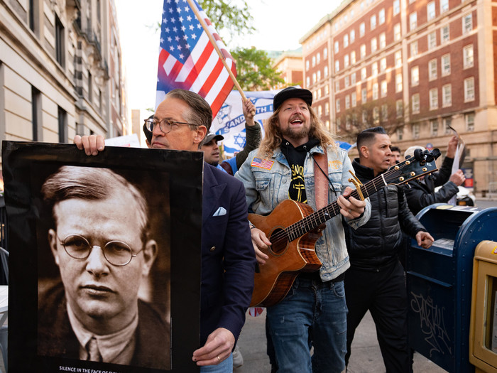 Der konservative christliche Sänger Sean Feucht am 25. April 2024 eine Pro-Israel-Kundgebung vor der Columbia University in New York
