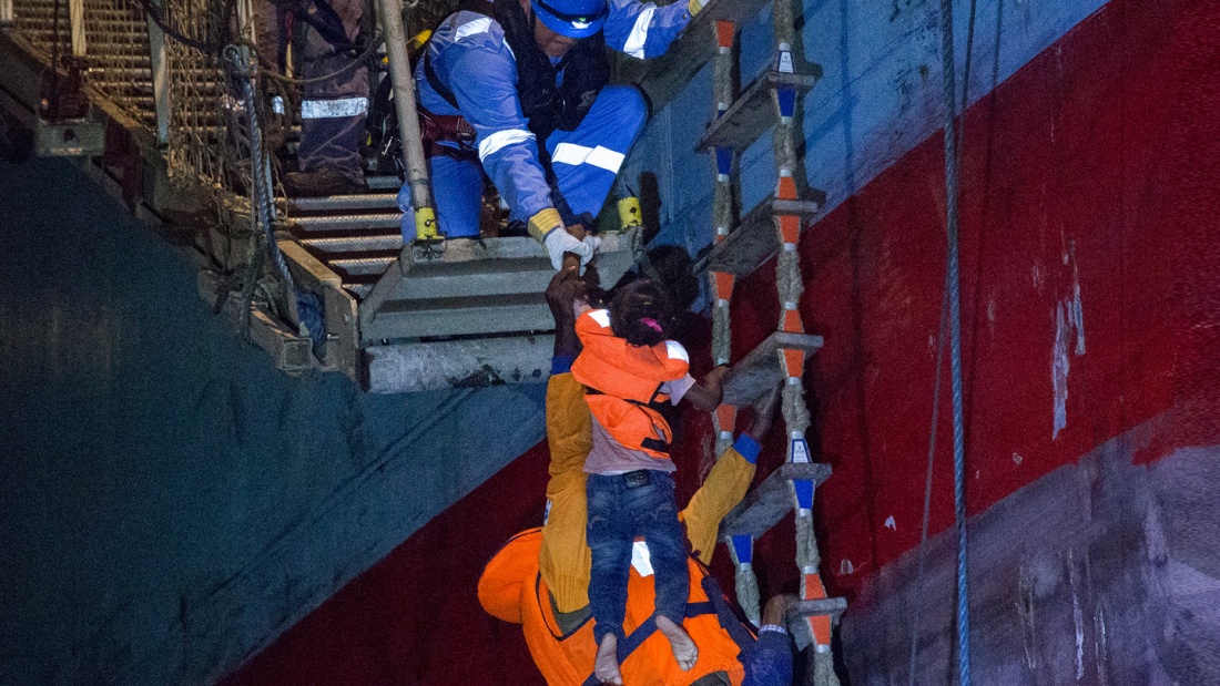 Flüchtlingsmädchen wird gerettet durch  "Mission Lifeline" rettungskräfte im Mittelmeer