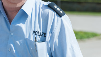 anonymer Polizist im Polizeihemd