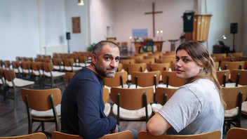 Das kurdisch-irakische Paar Dilshad (l., 43) und Nahida (38) im Kirchenraum