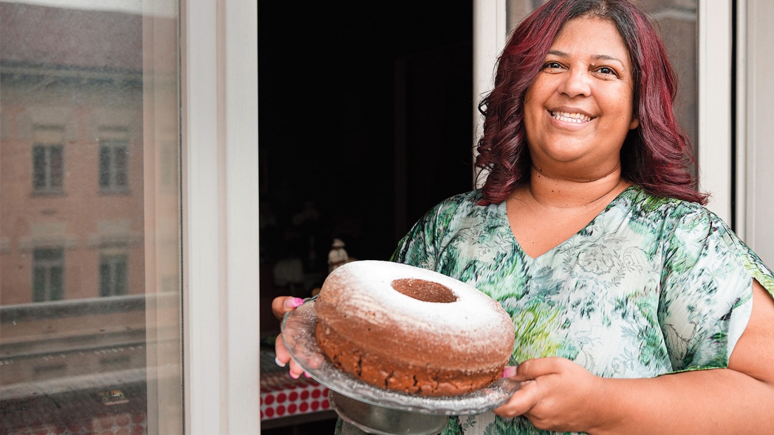 Liliam A. präsentiert einen Gugelhupfkuchen, den sie gebacken hat
