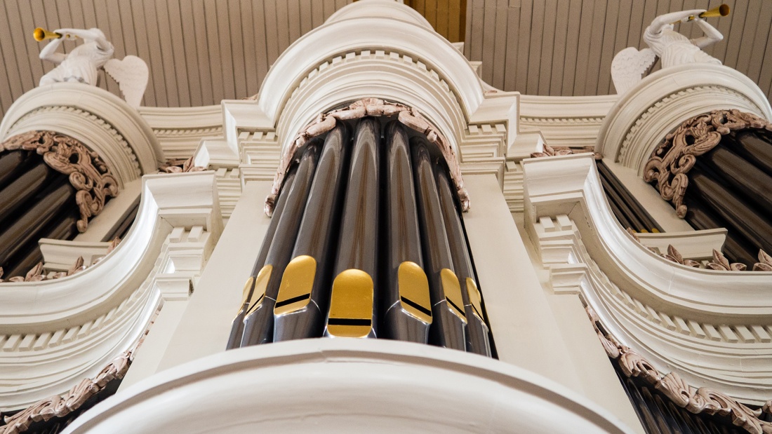 Weiße, kunstvolle Orgel