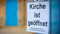 Schild "Kirche ist geöffnet"