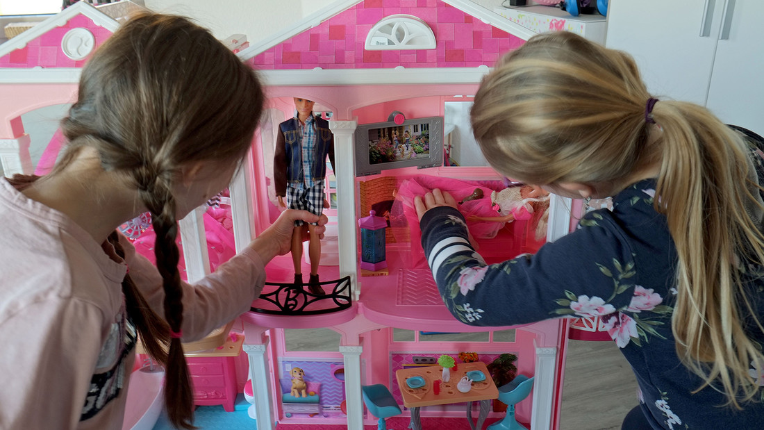 Spielen am Barbie-Haus mit Barbie-Puppen
