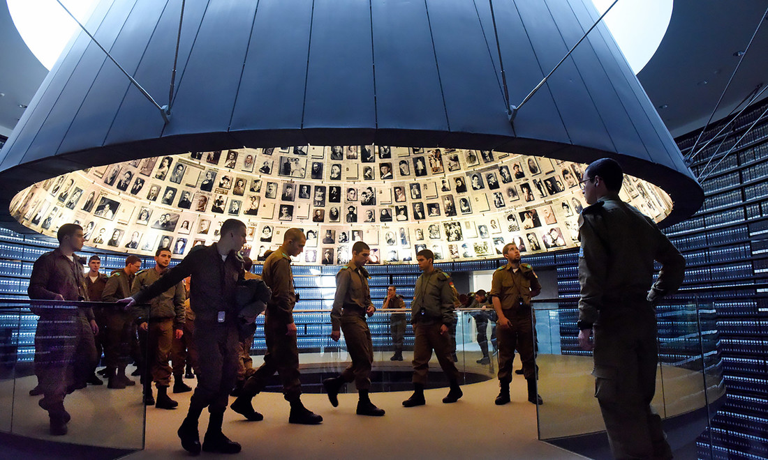 "Gedenkstätte der Märtyrer und Helden des Staates Israel im Holocaust" mit Besuchern