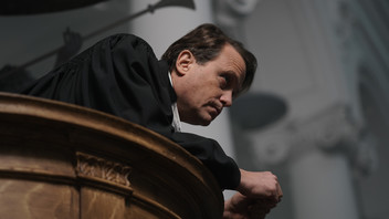 Der Schauspieler August Diehl in der Rolle Martin Niemöllers im US-Film "Bonhoeffer: Pastor. Spy. Assassin."