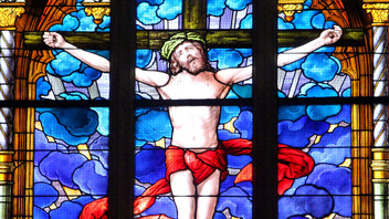 Kreuzigung von Jesus in einem Kirchenfenster der Wittenberger Schlosskirche.