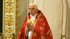 Der zurückgetretene Papst Benedikt in feierlichen Gewändern bei der Messe auf dem Peterplatz.